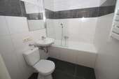 Badezimmer - 3-Zimmer-Wohnung mit Badewanne - Wohnberechtigungsschein erforderlich