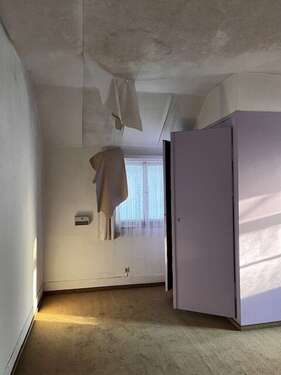 Zimmer sanierungsbedürftig - 
