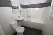 Badezimmer - 3-Zimmer-Wohnung mit Badewanne - Wohnberechtigungsschein erforderlich