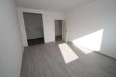 Wohnzimmer mit Blick zur Küche - 3 Zimmer Etagenwohnung in Magdeburg