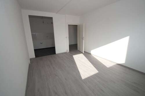 Wohnzimmer mit Blick zur Küche - 3 Zimmer Etagenwohnung in Magdeburg