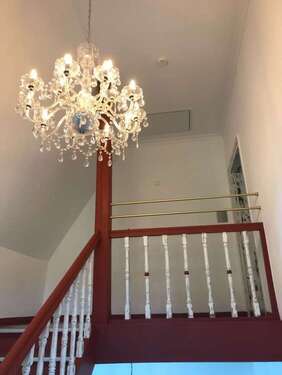 Treppenhaus mit Kronleuchter - 