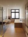 Badezimmer - Stilvolle 4-Zimmer-Wohnung mit Badewanne, Dusche und Süd-Balkon in denkmalgeschütztem Altbau