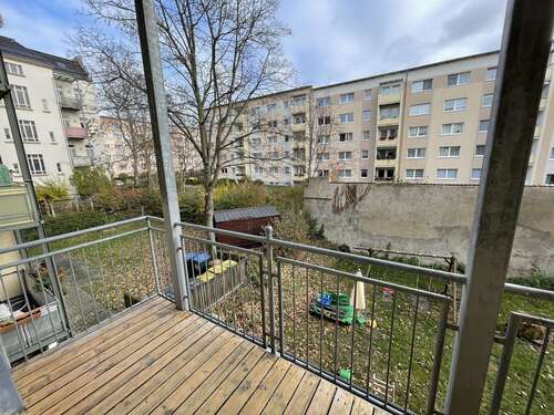 Balkon mit Blick in Innenhof - 