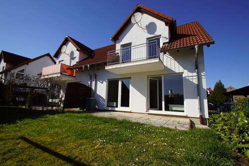 Hausansicht - BEZUGSFREI! Gepflegte Doppelhaushälfte mit Keller und Stellplatz zwischen Halle (Saale) und Leipzig