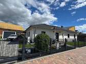 Eingang mit Garage - 5 Zimmer Einfamilienhaus zum Kaufen in Wiedemar