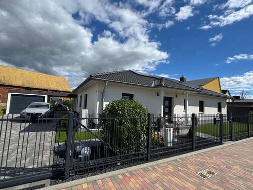 Eingang mit Garage - 5 Zimmer Einfamilienhaus zum Kaufen in Wiedemar