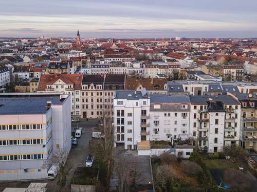 Hausansicht mit Hof Drohne - Ab sofort verfügbar: Gepflegter Außenstellplatz im gepflasterten Innenhof eines Wohnhauses