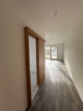 Zugang Wohnzimmer - Etagenwohnung mit 77,00 m² in Leipzig zur Miete