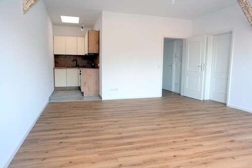 Wohnbereich mit Einbauküche - Bezugsfreie neu sanierte 2 Zimmer Wohnung im Zentrum von Leipzig