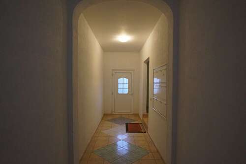 Eingang - Charakterstarkes Wohnensemble mit Balkonen und Stellplätzen