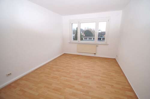 Wohnzimmer - 3-Zimmer-Wohnung mit separater Küche und Badewanne, renoviert, ab sofort