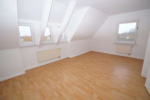 Wohnzimmer - 3-Zimmer-Wohnung im Dachgeschoß mit separater Küche und Dusche, renoviert, ab sofort