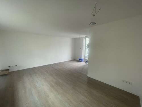 Wohnraum mit Zugang zum Balkon - Reihenmittelhaus mit 122,61 m² in Roßwein zum Kaufen