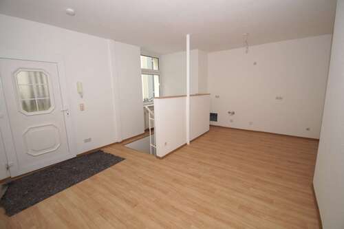 Wohnzimmer mit offener Küche - 2-Zimmer-Wohnung im Hinterhaus mit viel zusätzlichem Platz im Untergeschoß