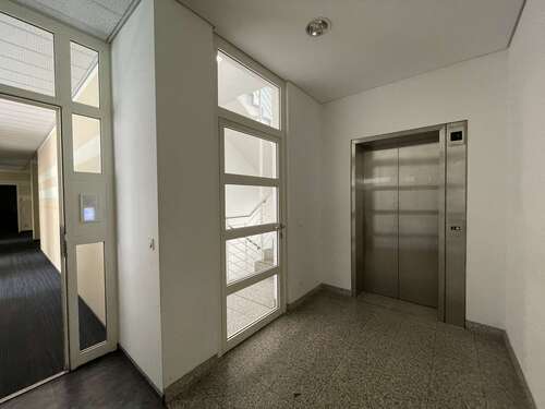 Aufzug und Eingang - 