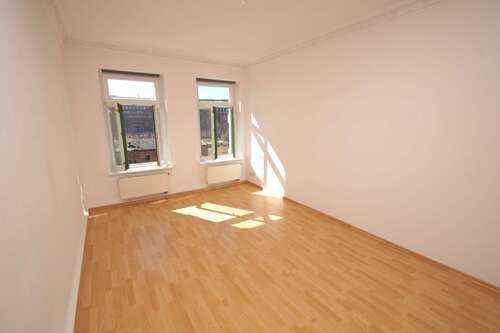 Wohnzimmer - Bezugsfrei - große 2-Zimmerwohnung mit Balkon, Aufzug im beliebten Reudnitz