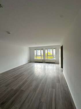 Wohnzimmer neu - 4 Zimmer Etagenwohnung zur Miete in Kabelsketal