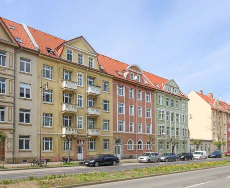 Straßenansicht - Attraktive Kapitalanlage 2-Zi-Dachgeschosswohnung in Erfurt