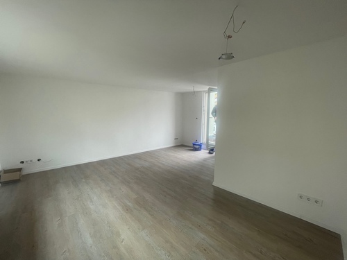 Wohnraum mit Zugang zum Balkon - Reihenmittelhaus mit 122,61 m² in Roßwein zum Kaufen
