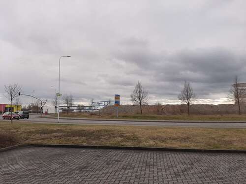 Zuwegung zur Tankstelle - Gewerbeobjekt (Büro, Produktion, Verkauf) in Halle (Saale)