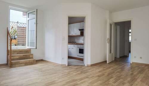 Wohnzimmer mit Terrassenzugang - Großzügige 2-Zimmerwohnung mit eigener Terrasse, provisionsfrei inklusive TG Stellplatz