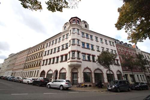 Hausansicht - großzügiger Laden mit Potential