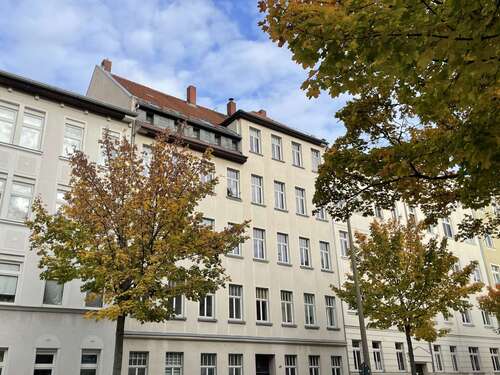 Hausansicht - Deine neue Wohnung: Balkon, frisch renoviert und in toller Wohnlage mitten in Eutritzsch!