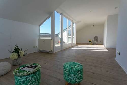 Wohnbereich - Über den Dächern von Altlindenau: 3-Raum-Wohnung mit uneinsehbarer Loggia und Stellplatz