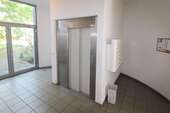 Treppenhaus_Aufzug - 2 Zimmer Etagenwohnung zum Kaufen in Leipzig