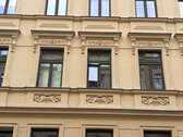 Fassade Details - Bezugsfreie Erdgeschosswohnung in bester Lage: Soll-Rendite 5%