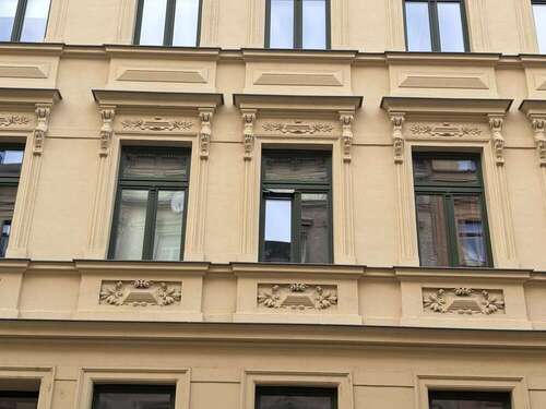 Fassade Details - Bezugsfreie Erdgeschosswohnung in bester Lage: Soll-Rendite 5%