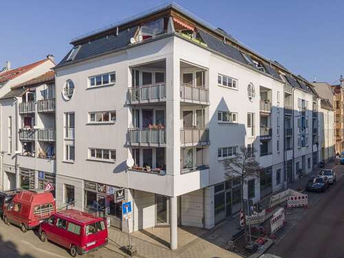 Hausansicht - Ideal für Eigennutzer – frei ab August 2025 - 2-Zimmer mit Loggia in Leipzig-West