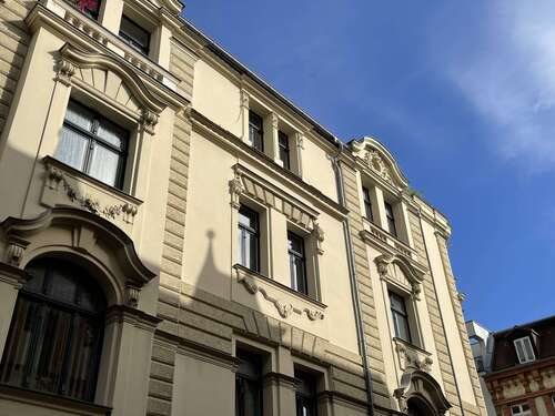 Hausansicht - Altbaucharme pur: 2-Raum-Wohntraum mitten in der Altstadt!