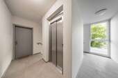 Flur mit Fahrstuhl - 
