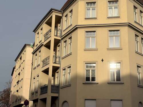 Fassade - Gemütliche 2 Raumwohnung mit Balkon und Einbauküche in Sudenburg!