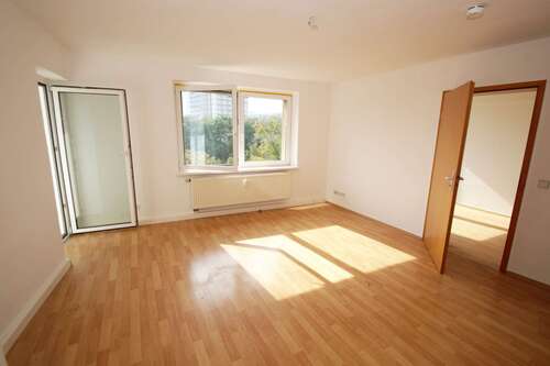 Wohnraum Referenz - Fast 5 % Rendite! provisionsfreie 2-Zi.-Wohnung mit Wintergarten in Erfurt! -jetzt schnell sein