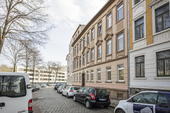 Außenansicht mit Nachbarschaftsbebauung - 2 Zimmer Etagenwohnung in Leipzig