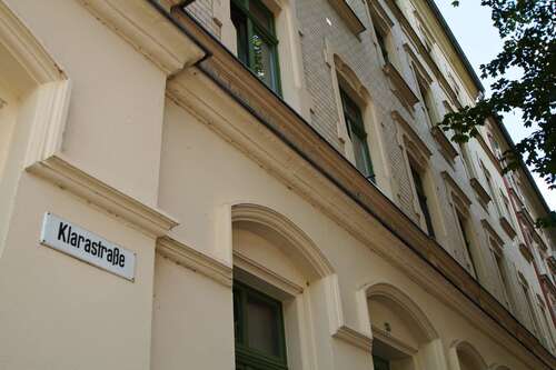 Straßenansicht - 4 Zimmer Dachgeschoßwohnung zur Miete in Chemnitz