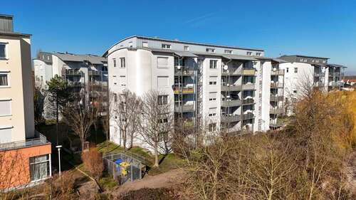 Hausansicht vorne - Wohnungspaket (5 Einheiten, Bj. 1996) – 2 Galeriewohnungen, Dachterrassen, Aufzug, 6 % Soll-Rendite