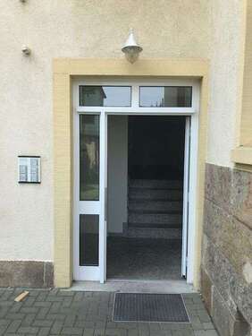 Hauseingang - 2 Zimmer Dachgeschoßwohnung zum Kaufen in Dresden