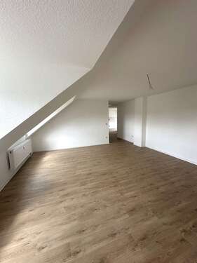 Wohnzimmer Ansicht 2 - Dachgeschoßwohnung mit 80,88 m² in Zwickau zur Miete