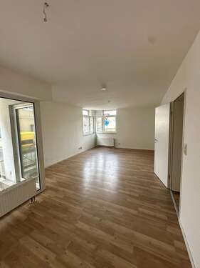 Wohnzimmer - 3 Zimmer Erdgeschoßwohnung zur Miete in Bitterfeld-Wolfen