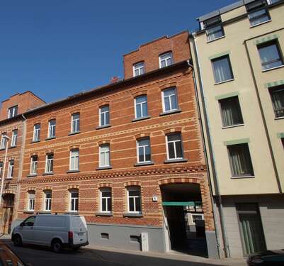 Hausansicht - 5-Zimmer-Wohnung mit Laminat, Wanne+Dusche