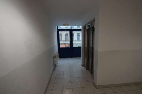 Hausflur mit Aufzug - 