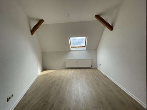 Wohnzimmer - 2 Zimmer Dachgeschoßwohnung zur Miete in Chemnitz