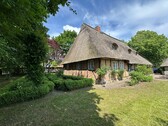 Seitenansicht - Einzigartiges Reetdach-Idyll von 1815 am Feldrand in Strandnähe