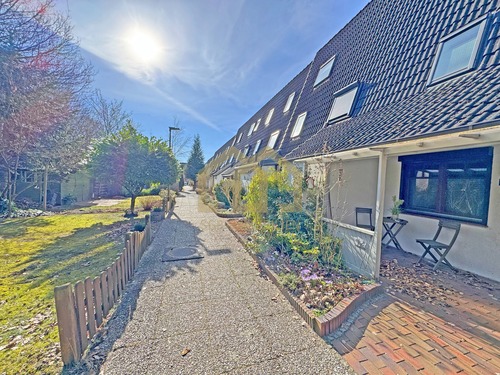 Gehweg zum Haus - 5 Zimmer Reihenmittelhaus zum Kaufen in Achim