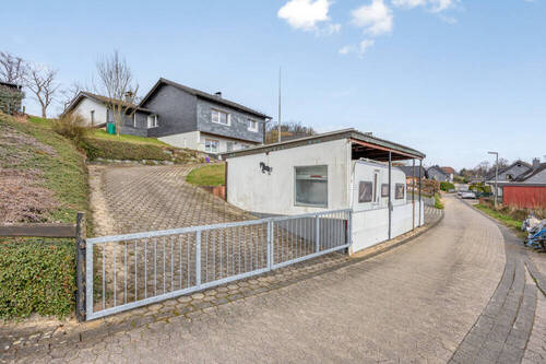 Auffahrt - Einfamilienhaus mit 169,10 m&sup2; in Wipperfürth / Ohl zum Kaufen