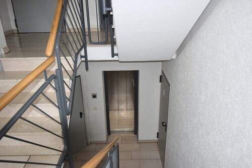 Treppenhaus - 3 Zimmer Etagenwohnung zum Kaufen in Solingen